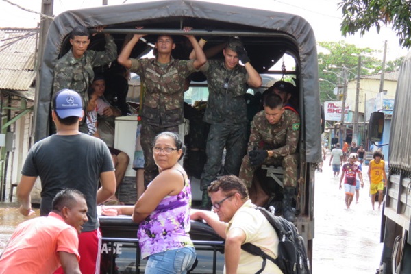 Prefeitura de Laranjal do Jari vem prestando diversos serviços durante as cheia do rio Jari.